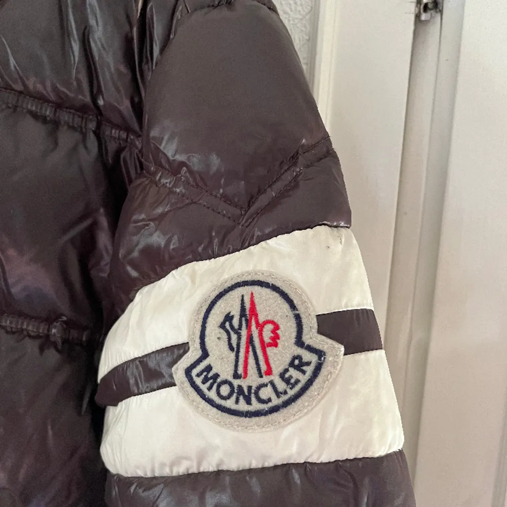 Moncler Eric Down jacket i storlek 5. Köpt på Haiendo sparsamt använd. Hör av er vid frågor eller fler bilder👍 . Jackor.