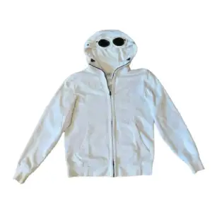 En CP Company zip hoodie i vit färg. Storlek S. Skick 8/10. Verifierad av Certilogo. Skriv till mig vid frågor!