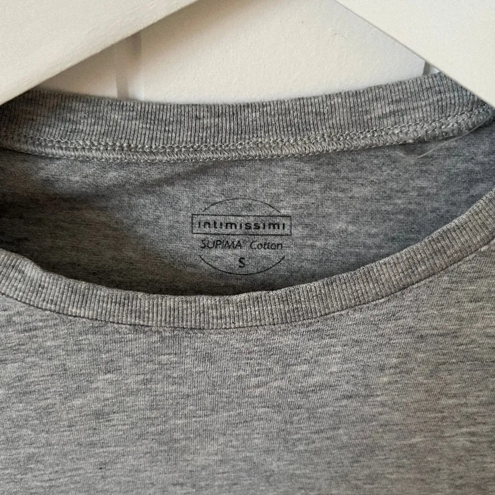 Säljer min gråa T-shirt från intimissimi i Stl S, minsta💞💞 Dm vid intresse/frågor. T-shirts.