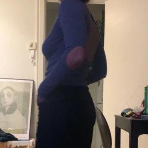 backless långärmad topp - långärmad blå tröja med hål i ryggen och armbågarna. knappt använd så i superfint skick!