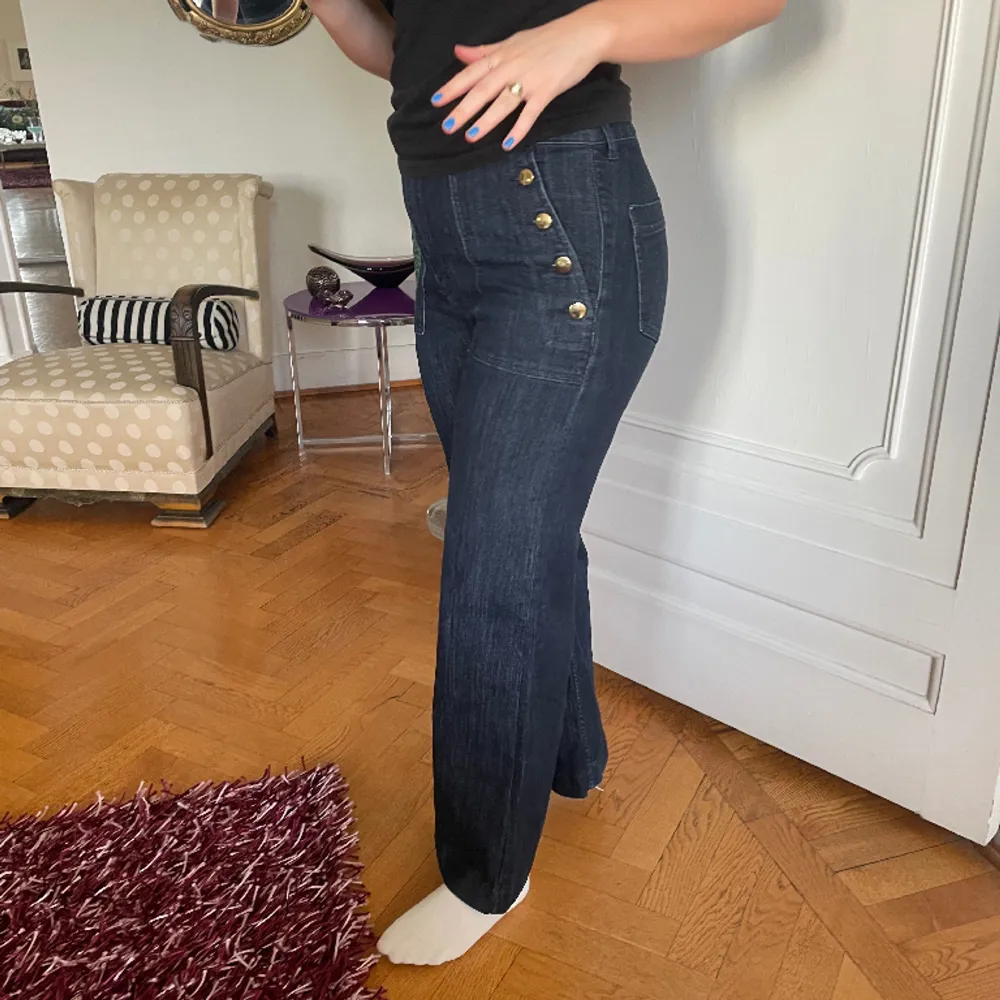 Blå grå jeans från H&M. Guldknappar! Modellen är 1,64. Jeans & Byxor.