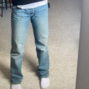 säljer dessa zara jeans i modellen straight då de tyvärr inte passar längre De är mid waist men funkar utmärkt som low waist🙉🙉🙌🙌😇nypris 399kr
