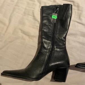 Boots - Boots, aldrig använda endast provat. Nypris 1299:-. Inga defekter och är supersnygga!!🩷storlek 37