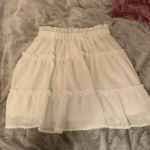 Kjol - 💕Säljer denna super fina kjol. Vet inte märket då de är köpta på en marknad i Cypern. De är i storlek s 💕