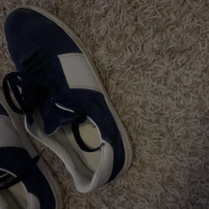 Valentino flycrew - Bra skick, säljs inte längre, alla spikar kvar. Storlek 43 passar 42. 