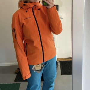 Peak performance jacka - Säljer denna skidjacka från Peak performance. Det är en fodrad orange jacka och modellen heter maroon jacket. Nypris 3500. Super bra skick! 