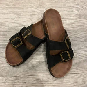 Tofflor - Svarta tofflor/birkenliknande skor att använda inne eller ute🤎