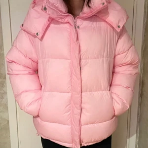 Rosa bik bok jacka 💗 - Säljer min jättefina rosa jacka från bik bok, men kommer inte till så stor användning tyvärr, det är inga hål osv på jackan och den är i jättebra skick, bara att höra av er om ni är intresserade 💕pris kan alltid diskuteras!