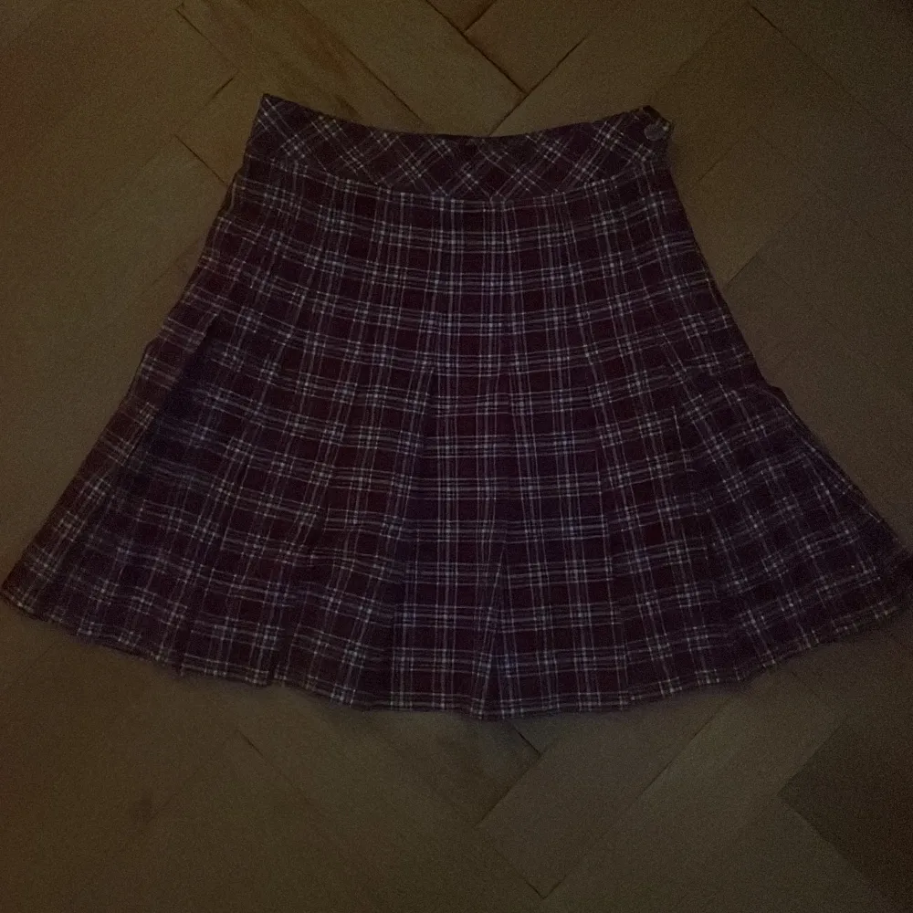 En vinröd plisserad high waisted kjol. Använd ett fåtal gånger, ser ut som ny. Om ni har frågor, skriv bara🫶 Priset kan diskuteras, frakt ingår inte i priset. Kjolar.