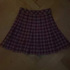 En vinröd plisserad high waisted kjol. Använd ett fåtal gånger, ser ut som ny. Om ni har frågor, skriv bara🫶 Priset kan diskuteras, frakt ingår inte i priset