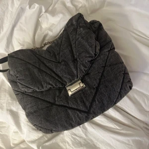 Jeansväska - Mjuk väska som är köpt för några år sedan men som i nyskick!