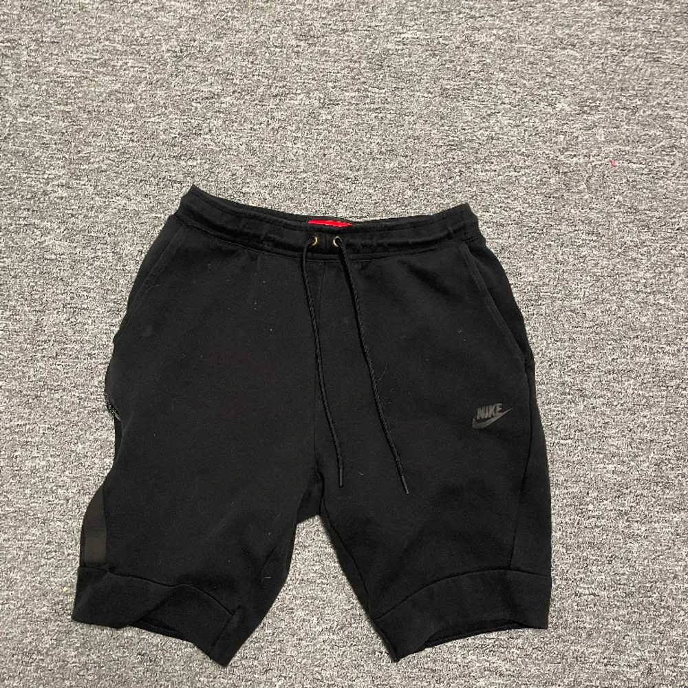 Säljer dessa tech shorts, goa till långa resor o sommaren. Nån typ av fläckgrupp vid snörena men inget som syns om man inte vet att det är där. (Syns på andra bilden) Pris kan diskuteras . Shorts.