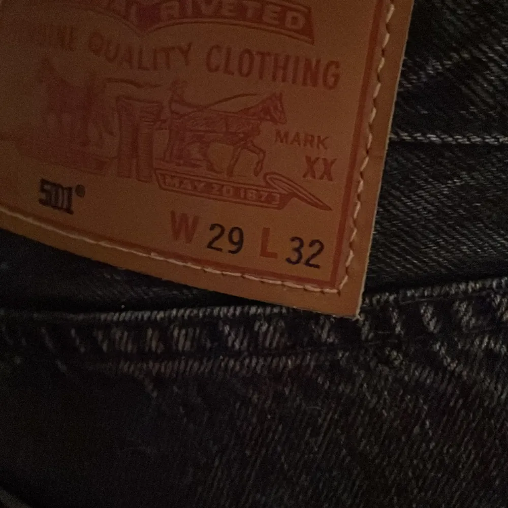 riktig snygga levis jeans 501. riktig sköna och snygg färg på dem. Aldrig använda nypris 1199 mitt pris 549 pris kan diskuteras.. Jeans & Byxor.