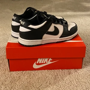 Panda dunk - Hej jag sälger mina panda dunks för att de är för små. Deras skick är 8/10 och har andvänts fåtal gånger. De har andvänts i ett år ungefär. Man kan se en skada på kartongen på bild tre men den är inte så stor.😁