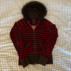 Hoodie med päls luva - Hoodie med pälskrage 🧨 gammal bershka, köpt secondhand 