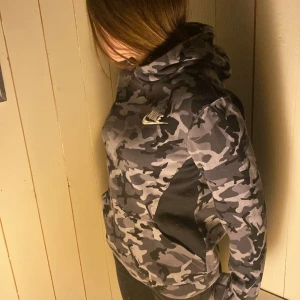 Nike hoodie - Storlek XS/S, bra skick och är varm 