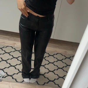 Skinnbyxor - Skinnbyxor från bikbok i storlek 36 men som jag har sytt om till Lågmidjade (kanske inte den starkaste sömmen) 💕