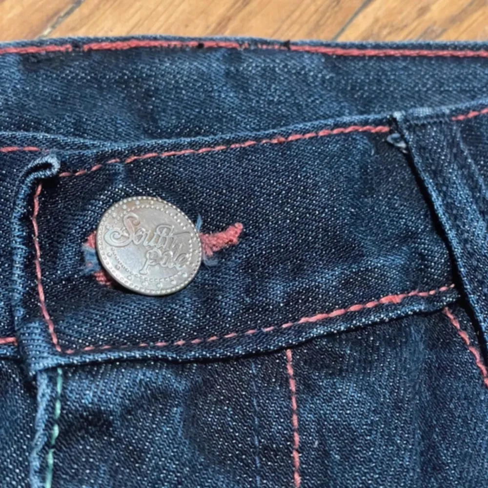 Ett par riktigt schyssta southpole jeans som är köpta på Vinted. Mått: 109, 41, 23. 48 W32. Toppen bra skick!. Jeans & Byxor.