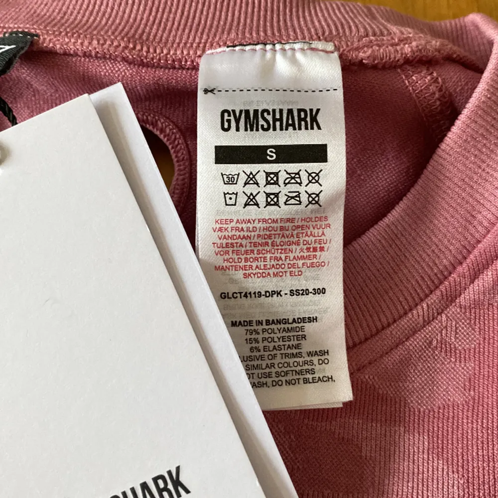 Träningstopp från Gymshark. Helt oanvänd.. Hoodies.