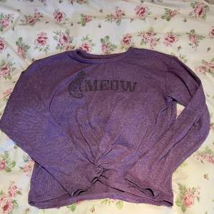 Jag säljer en lila tröja med trycket MEOW från Lindex. Pga att den är för liten. Mjuk och stretchig tröja med en liten ”knut” där nere💕  Inga tecken på användning. Hör av dig innan du trycker på ”köp nu”🫶🏼🫶🏼