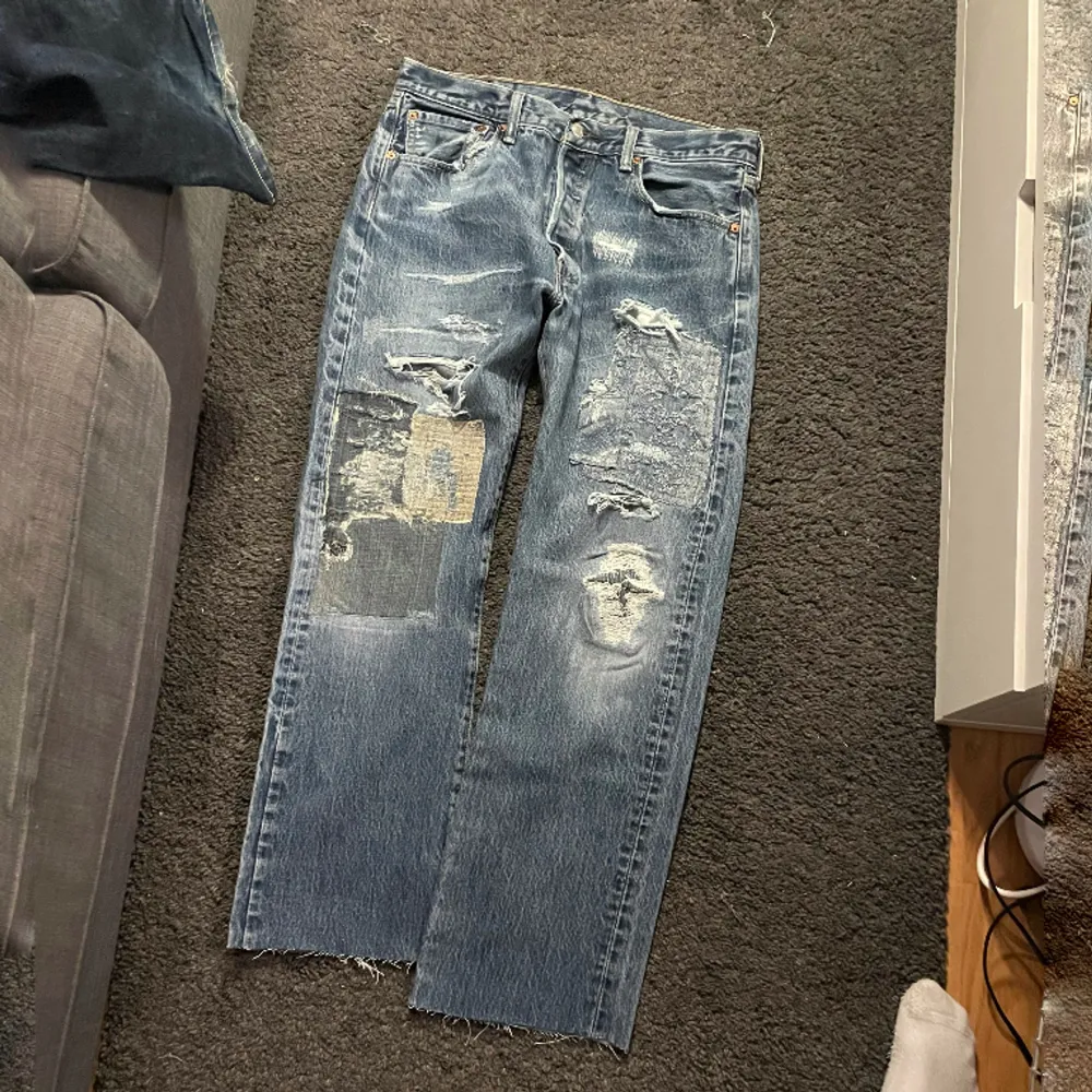 kapital inspired customised and distressed levis jeans som var från början 32/34 men som nu är avklippta och därför 32/30. Jeans & Byxor.