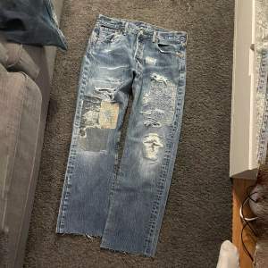 kapital inspired customised and distressed levis jeans som var från början 32/34 men som nu är avklippta och därför 32/30