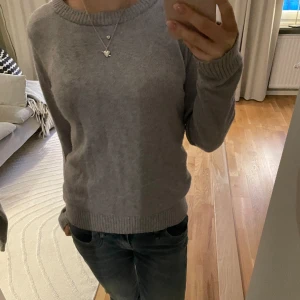 Stickad tröja  - Super snygg stickad tröja men kommer inte till användning❤️skicket är bra men lite nopprig se bild 3. Hör av er vid fler frågor eller bilder 