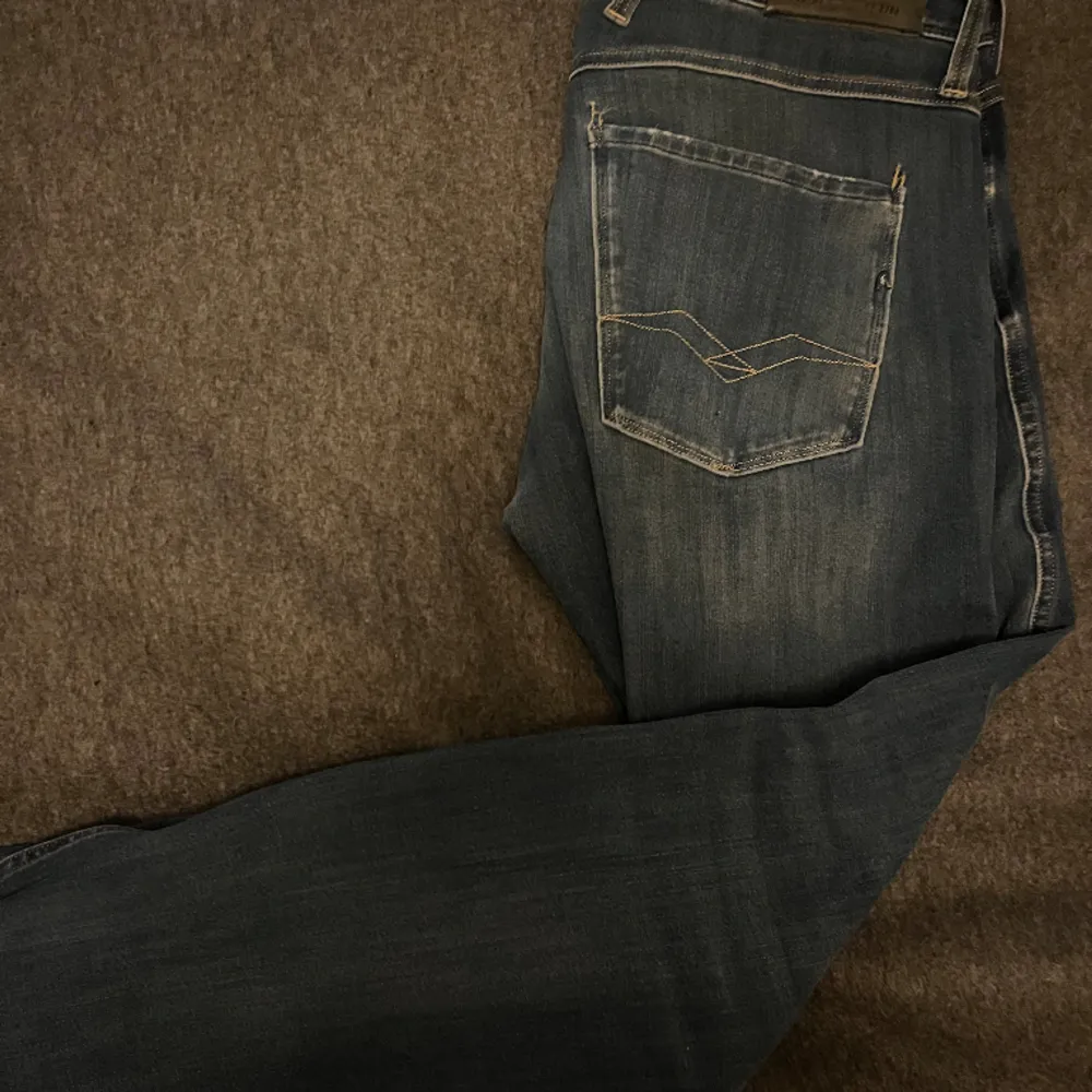 Säljer just nu svin snygga replay anbss jeans! Passform slimfit. Skicket är 8/10 då dom är använda men inga tydliga defekter. Hör gärna av er vid  fler frågor!. Jeans & Byxor.