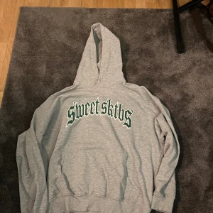 Sweet sktbs hoodie - Storlek medium, mycket bra skick