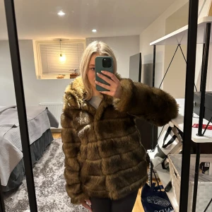Brun pälsjacka - Otroligt snygg, brun pälsjacka från NLY Trend. Stl 36. Jackan är i fint skick!🧸💕