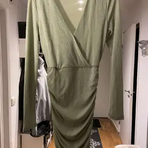 En ljus grön glittrig klänning från bikbok jätte snygg med kynkade veck i sidorna ..skiter skit snyggt på  Storleken xs men passar en s osså