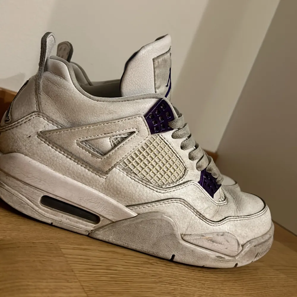 använda Jordans 4 säljer pga av ikke längre använder skorna men tyckt om dem väldigt länge.. Skor.