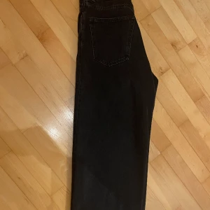 Weekday baggy astro jeans  - Weekday jeans som inte har använts så mycket (nyskick) inga hål eller något sånt. Jeansen sitter bra i midjan passar mig som har W28 och längden är 32. Dem  är breda i benen perfekt för dig som gillar baggy jeans. Hör gärna av dig vid frågor.