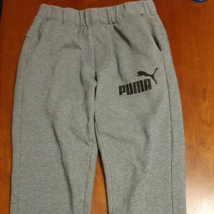 Mjukbyxa - Grå mjukbyxa i small från Puma