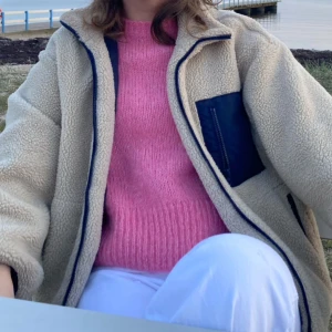 Rosa stickad tröja - Säljer min rosa stickad tröja från h&m, använd men inga defekter eller liknande. 