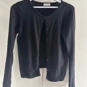 Svart kofta  - Säljer nu min svarta kofta från hm då den blivit för liten 🩷 den är i bra skick utan några defekter💗 det är storlek 156/164 men passar även XS💕 Skriv vid frågor eller mer bilder ❣️