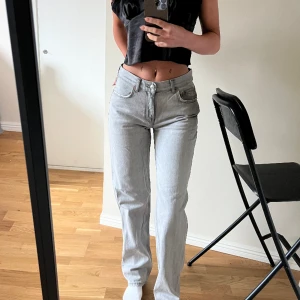 Gråa jeans  - Gråa jeans från Gina Tricot. Köparen står för frakt 