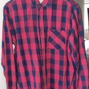 En snygg flanellskjorta i rött och blått. Från lager 157