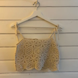 Virkad topp - Virkad topp i beiget material. Aldrig använd💓