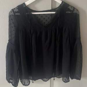 Vila blus  - Säljer denna jättefina blus från VILA. Aldrig använd så nyskick. Säljer då den inte kommer till användning. Den är i storlek 34 men passar mig som har xs❤️skriv vid intresse eller fler bilder❤️😊