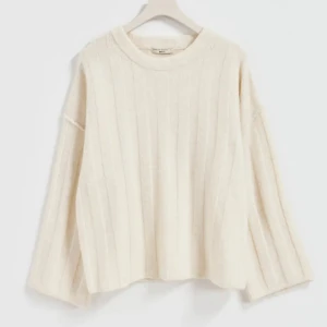 Wide rib knitted sweater  - Super fin stickat tröja från Gina! Använd fåtal gånger, inga defekter. Skriv för mer info!💕