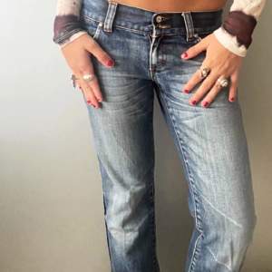 Lågmidjade jeans med dragkedja på sidorna!🪩💋 hon på bilden är 170. Obs en knapp saknas!