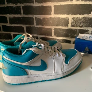 Nike Air Jordan  - Stl 40,5. Supersnygga. Använt skick men har mycket mer att ge. Säljes på grund av att de blivit för små. 