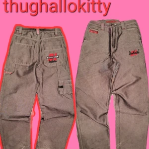 Y2k DOWNLOAD JEANS 😎  - Om ni har frågor, fråga på❤️🙏 OM NI FÖLJER ÄR DET 10% RABATTERAT 🫡🫡 baggy jeans midja:38 cm längd:111 cm  benöppning:23