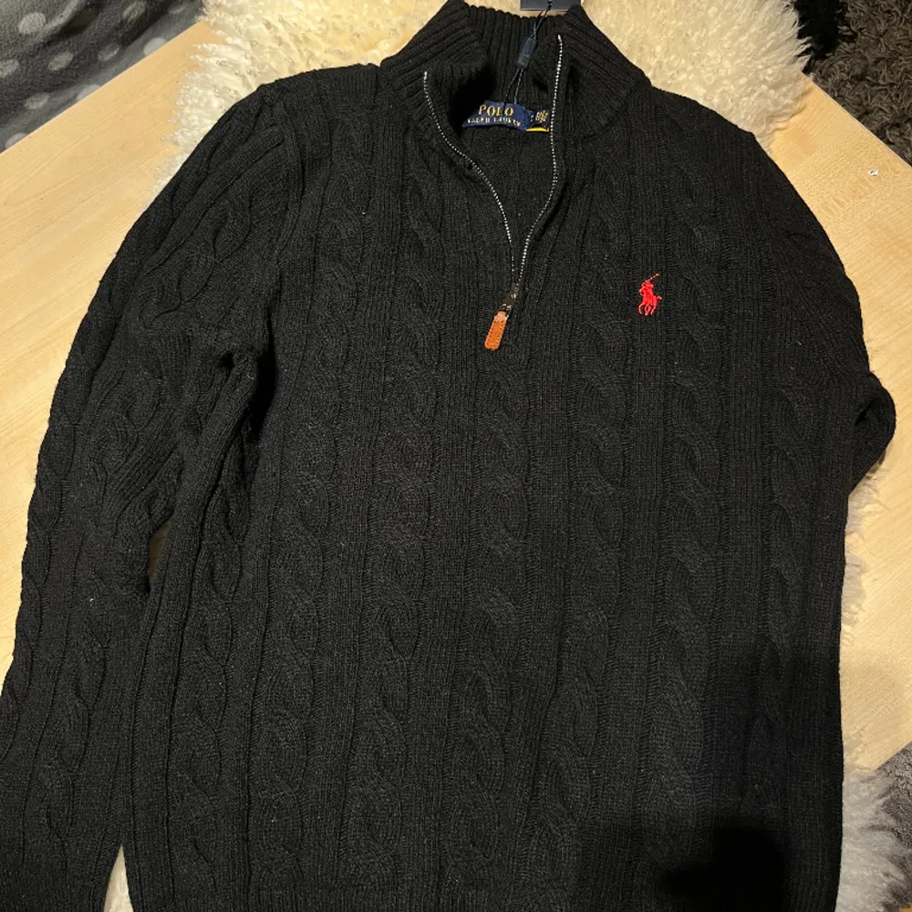 Jag säljer min ralph lauren halfzip den är helt ny o aldrig använd tidigast. tröjan kostar 2500 i ny pris men  jag säljer den  jag fick i present men jag hadde alrgi mot materialt tröjjan är äkta och priset kan diskuteras lite gran . Tröjor & Koftor.