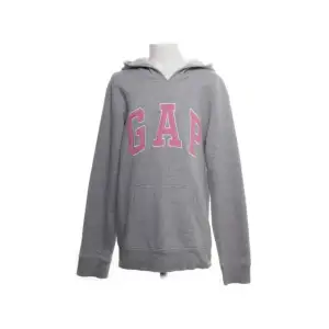 Säljer denna supersöta gap hoodie som jag köpte på sellpy, den passade tyvär inte mig och därför säljer jag vidare. Materialet är ej nopprigt och varan är i gott skick. Storlek XL som barn storlek men sitter som en S på!Skriv för frågor❤️