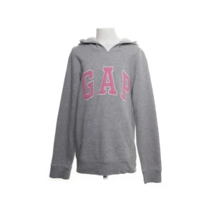 GAP hoodie - Säljer denna supersöta gap hoodie som jag köpte på sellpy, den passade tyvär inte mig och därför säljer jag vidare. Materialet är ej nopprigt och varan är i gott skick. Storlek XL som barn storlek men sitter som en S på!Skriv för frågor❤️