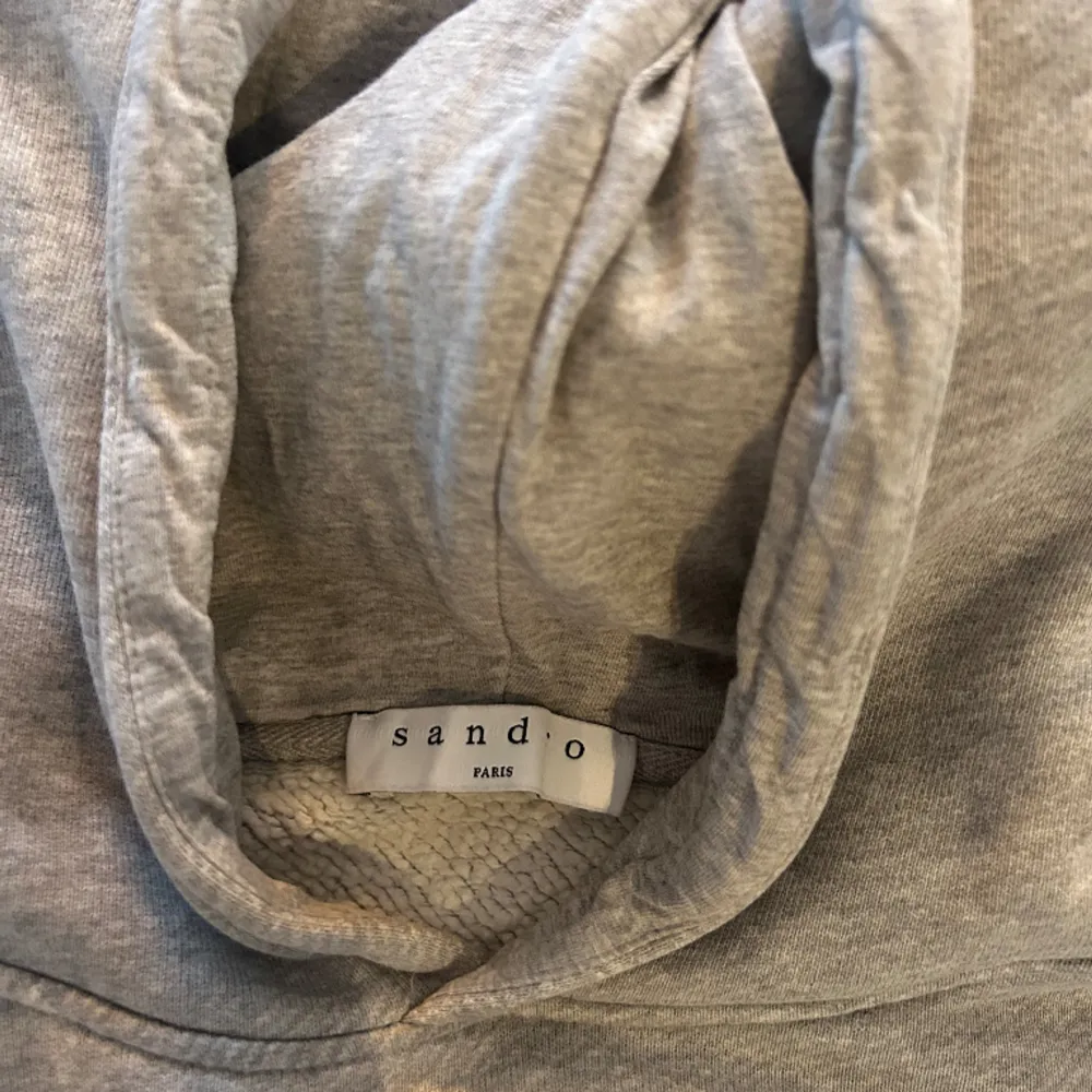 Säljer denna gråa sandro hoodie med röd text. Inga defekter. Nypris tror ca 2200kr. Plagget är kvar så långe det inte står ”såld” och frakt står köparen för (58kr spårbar) ❤️❤️. Hoodies.