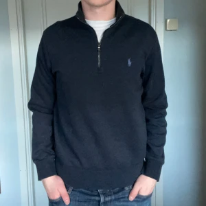Ralph Lauren halfzip - Tja! Säljer nu denna halfzip från Ralph Lauren. Storlek: M. Skick: 8,5/10. Nypris: 2000kr. Modellen är 186 och väger 79kg. Kontakta mig för fler bilder eller info!