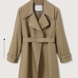 Trenchcoat från Mango - Helt ny! Köparen står för frakten! Nypris: 1199kr